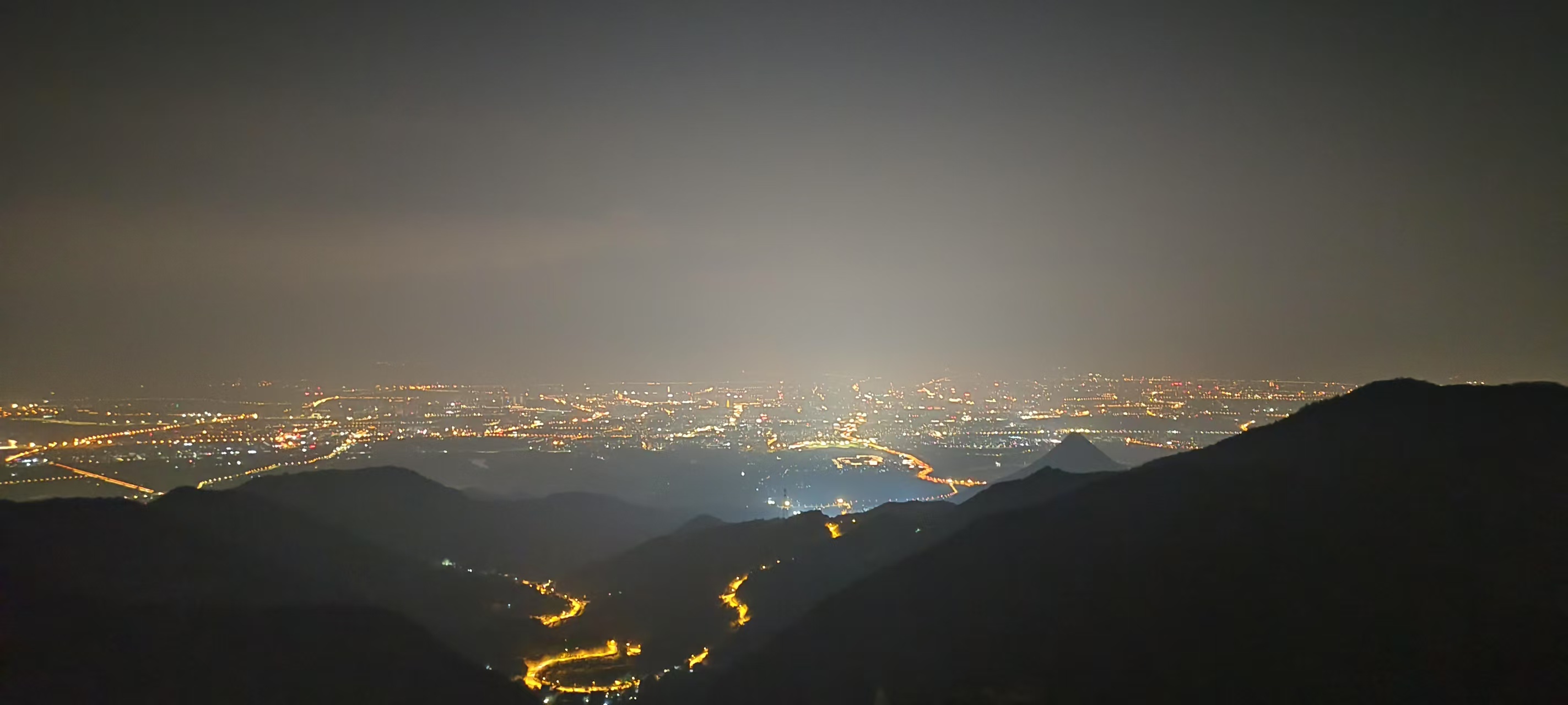 山顶的金华夜景没拍好