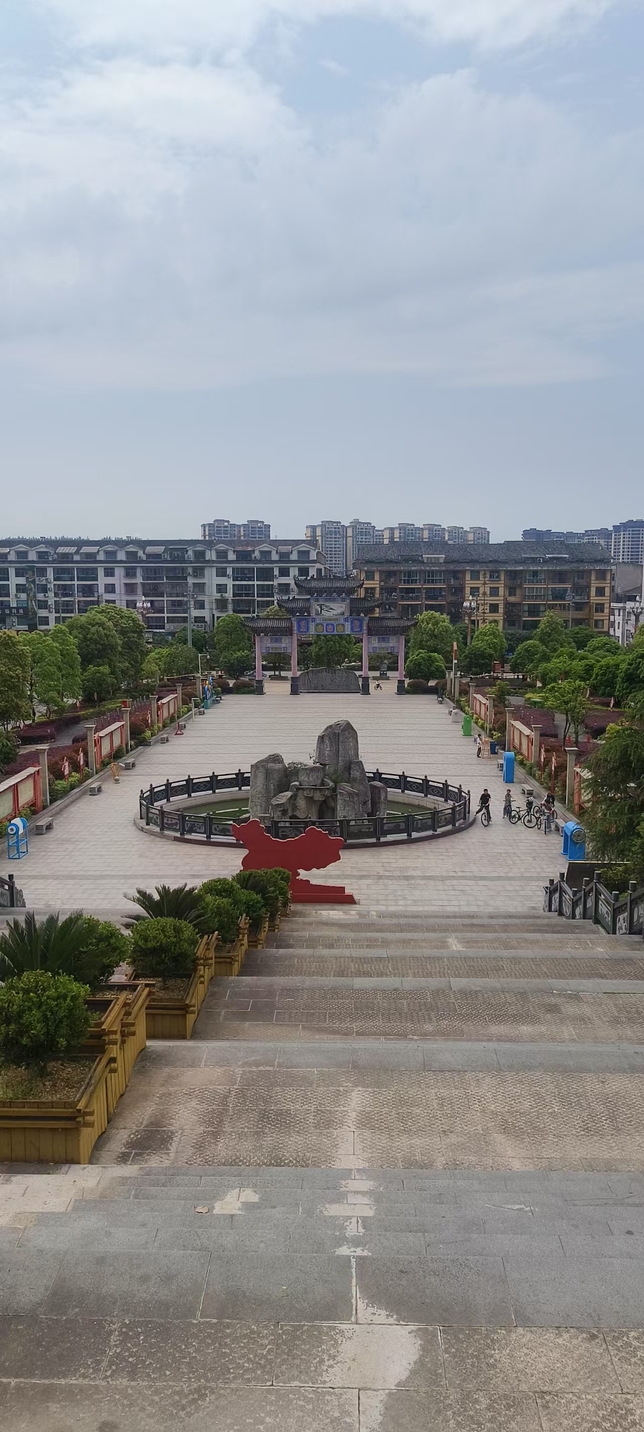 小孩子骑单车的广场